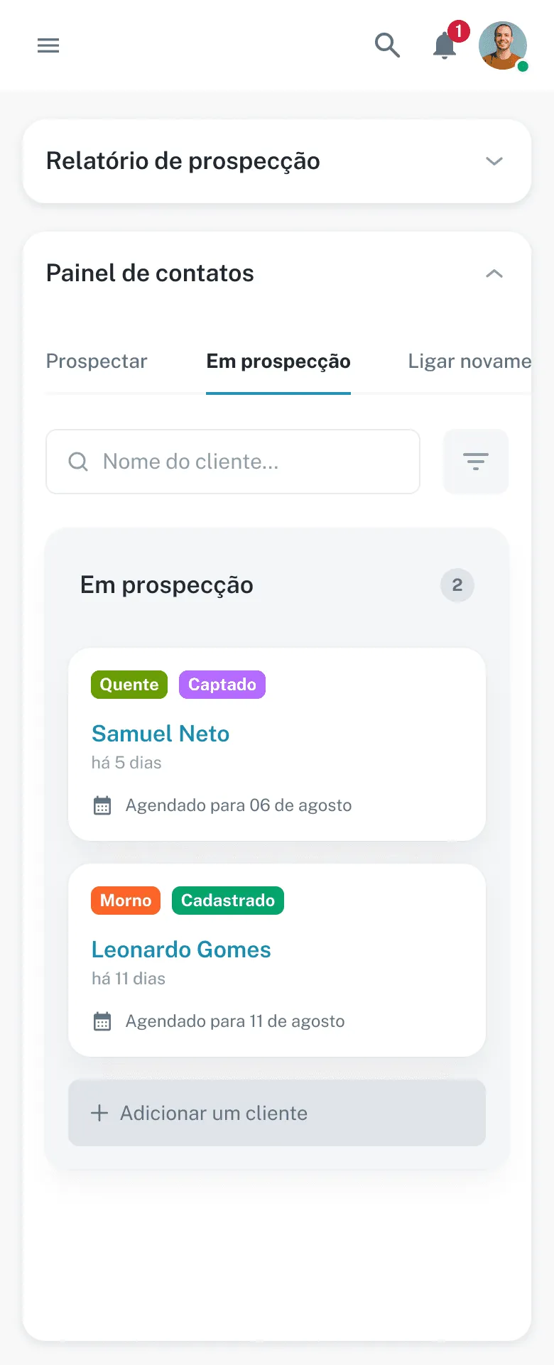 O Picmo Pro no celular, com o painel de contatos e os clientes em prospecção.